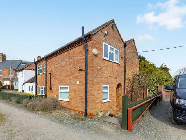 Brookside, Evesham, WR11 3 bed semi detached house to rent £1,200 pcm £277 pw