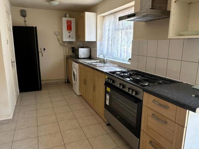 Brookside Road, Hayes UB4 Studio to rent £1,300 pcm £300 pw