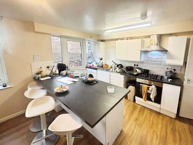 Brookvale Road, Hampshire SO17 5 bed flat to rent £2,500 pcm £577 pw