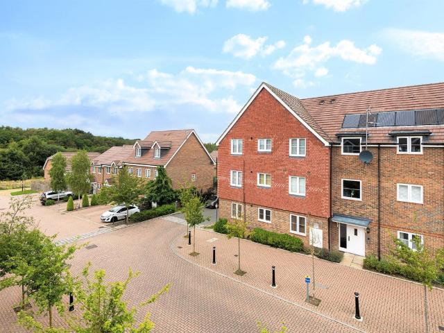 Brookwood Farm Drive, Knaphill, Woking GU21, 2 bed flat to rent, £1,650 pcm | PrimeLocation