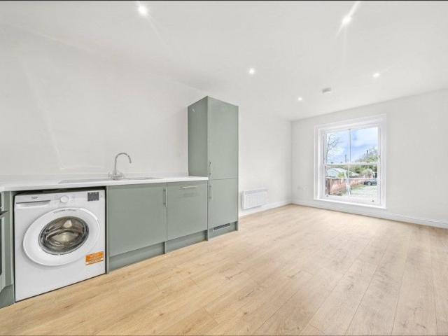 Brookwood, Woking, Surrey GU24, 1 bed flat to rent, £1,350 pcm | PrimeLocation