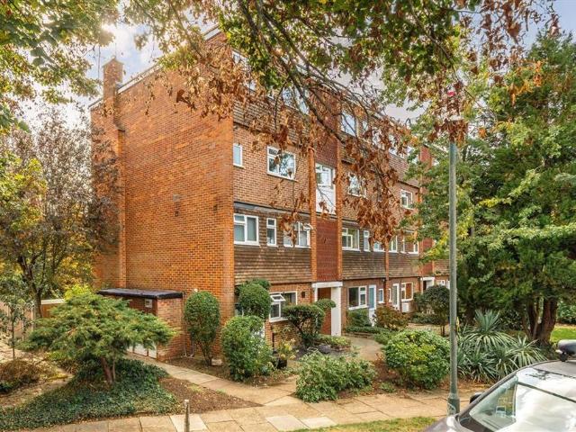 Broom Close, Teddington TW11 2 bed flat to rent £2,395 pcm £553 pw