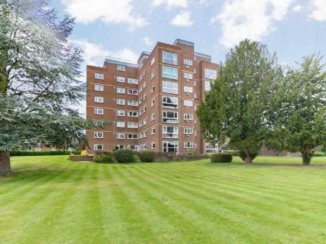 Broom Park, Teddington TW11 2 bed flat to rent £2,350 pcm £542 pw