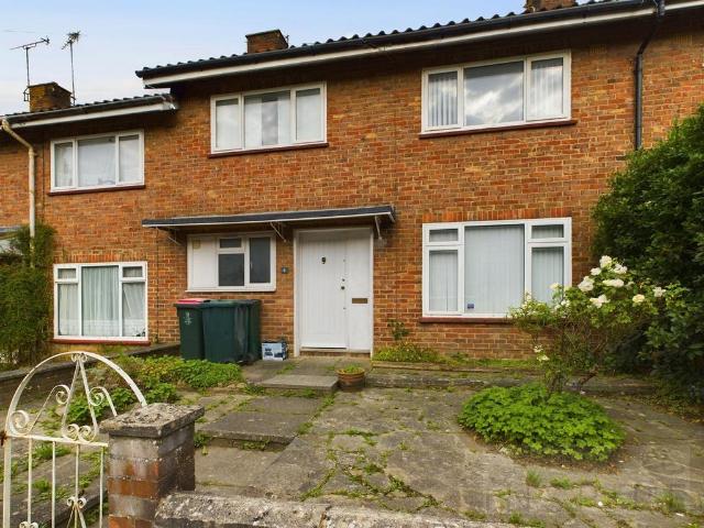 Broomdashers Road, Crawley RH10 3 bed terraced house to rent £1,900 pcm £438 pw