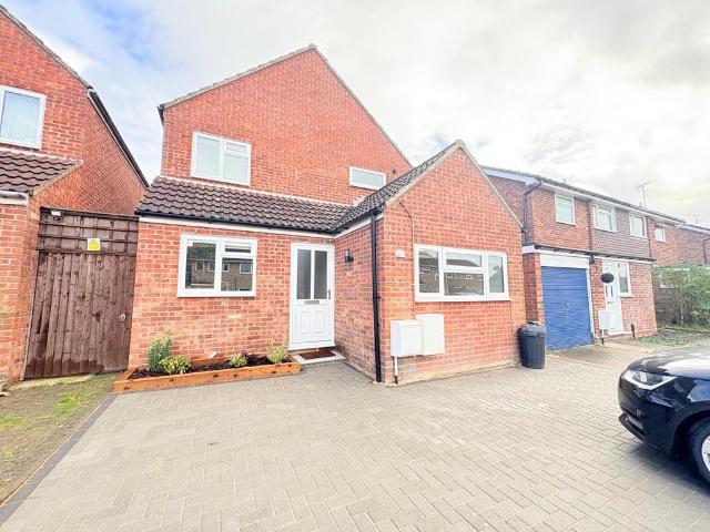 Broome Grove, Colchester CO7 4 bed detached house to rent £1,700 pcm £392 pw