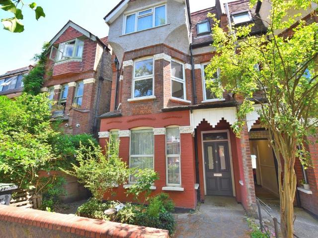 Broomfield Avenue, Palmers Green. 2 bed flat to rent £1,850 pcm £427 pw
