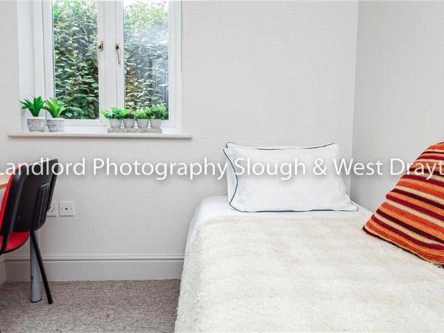 Broomfield, Guildford, Surrey, GU2 1 bed in a house share to rent £866 pcm £200 pw