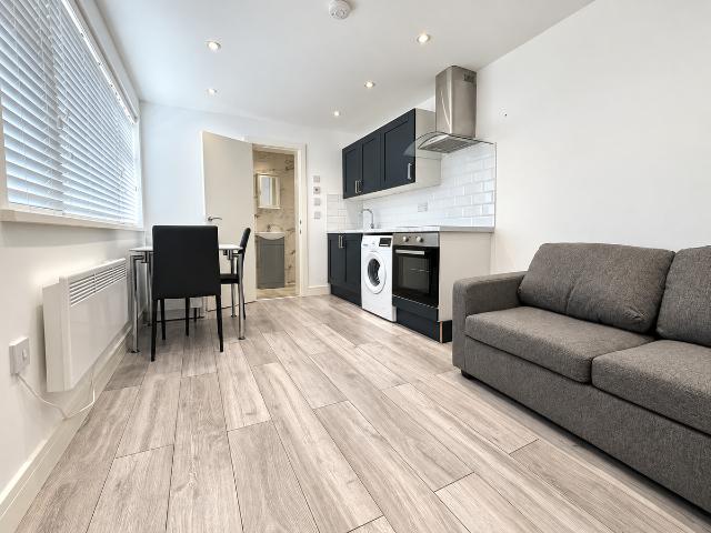 Broomfield Road, Chelmsford CM1, Studio to rent, £950 pcm | PrimeLocation