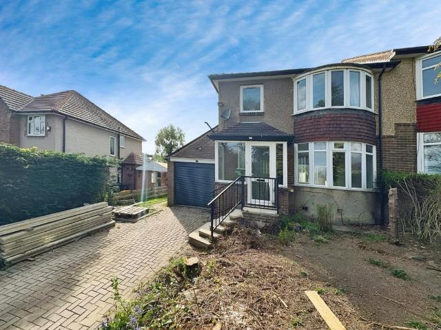 Broomfield Road, Huddersfield HD2 3 bed semi detached house to rent £1,500 pcm £346 pw