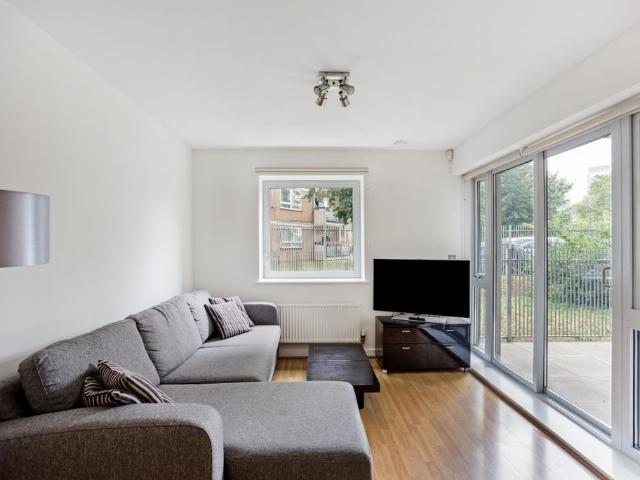 Broomfield Street, E14 2 bed apartment to rent £2,400 pcm £554 pw