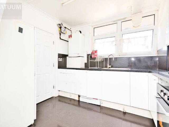 Broomfield Street, East London, E14 4 bed maisonette to rent £3,200 pcm £738 pw