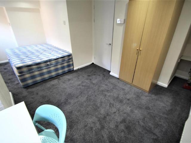 Broomfield Terrace, Burley, Leeds. 3 bed terraced house to rent £416 pcm £96 pw