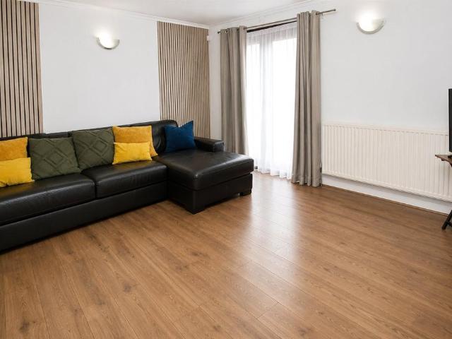 Broomfields Place, Basildon, SS13 2 bed house to rent £1,550 pcm £358 pw
