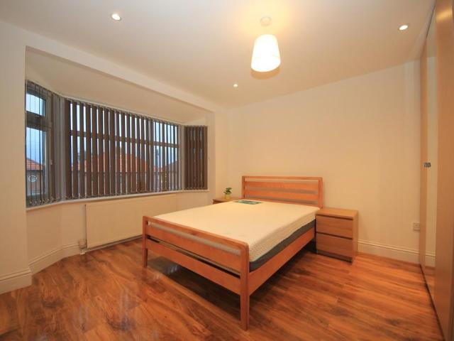 Broomgrove Gardens, Edgware 1 bed apartment to rent £1,650 pcm £381 pw