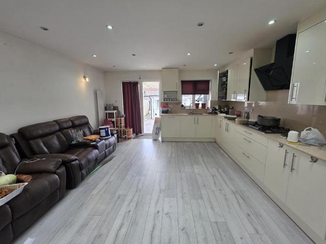 Broomgrove Gardens, Edgware 2 bed house to rent £2,401 pcm £554 pw