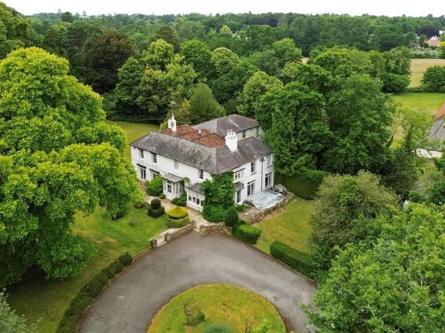 Broomhall Lane, Ascot, Berkshire, SL5 5 bed detached house to rent £9,950 pcm £2,296 pw