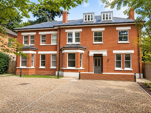 Broomhall Road, Woking GU21, 1 bed flat to rent, £1,200 pcm | PrimeLocation