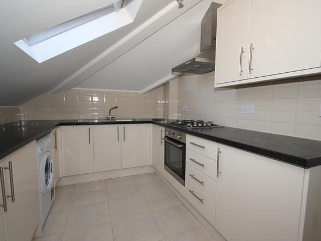 Broomhall Road, Woking GU21 1 bed flat to rent £1,200 pcm £277 pw