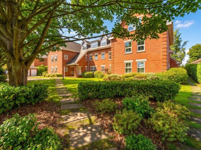Broomhall Road, Woking GU21 2 bed apartment to rent £1,675 pcm £387 pw