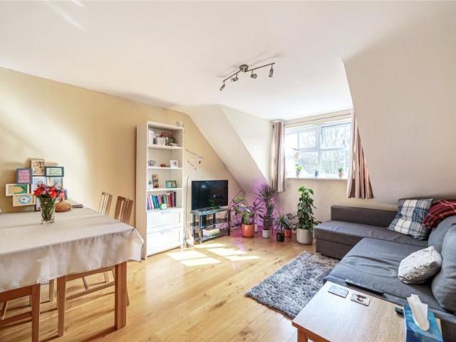 Broomhall Road, Woking, Surrey, GU21
