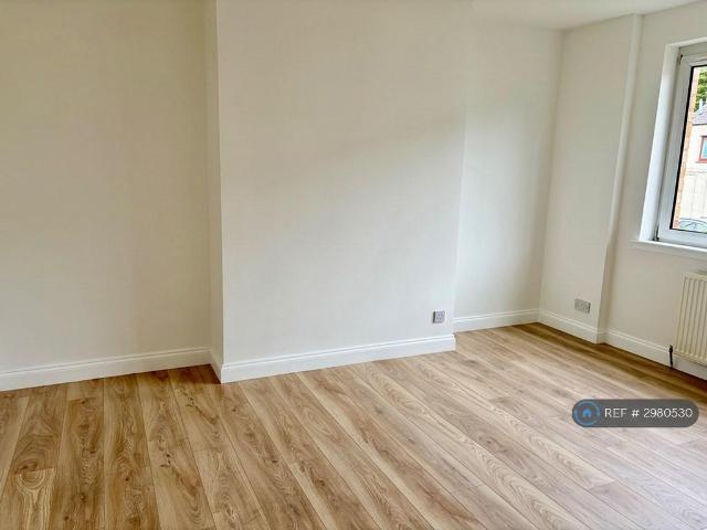 Broomhead Drive, Dunfermline, KY12 2 bed flat to rent £925 pcm £213 pw