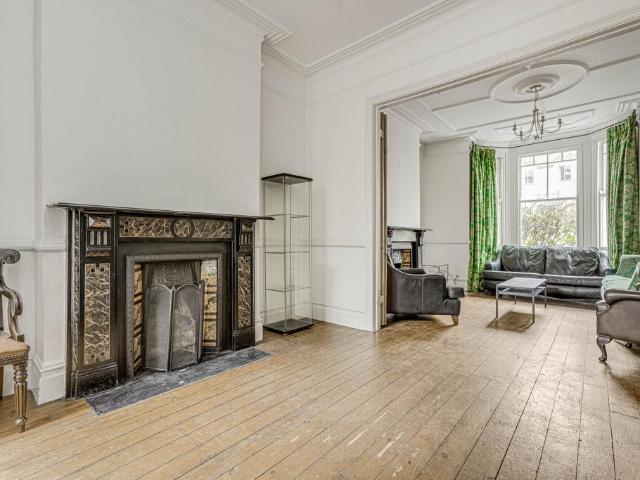 Broomwood Road, Battersea, London, SW11 5 bed terraced house to rent £6,250 pcm £1,442 pw