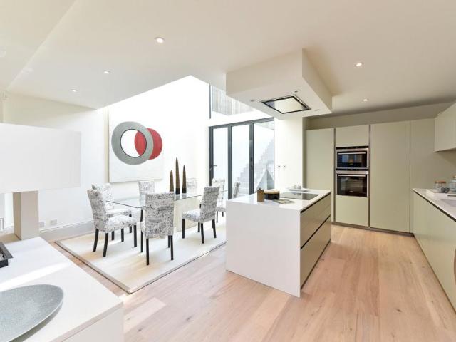 Broomwood Road, London, SW11 5 bed end of terrace house to rent £8,500 pcm £1,962 pw