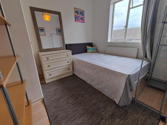 Broomwood Road, London SW11 1 bed in a house share to rent £925 pcm £213 pw