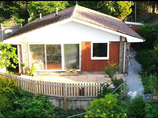 Broomwood Way, Farnham, GU10 3 bed detached house to rent £2,250 pcm £519 pw