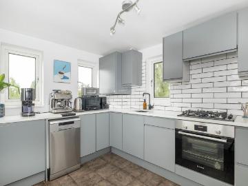 Brathway Road London SW18 1 bed flat to rent £2,400 pcm £554 pw