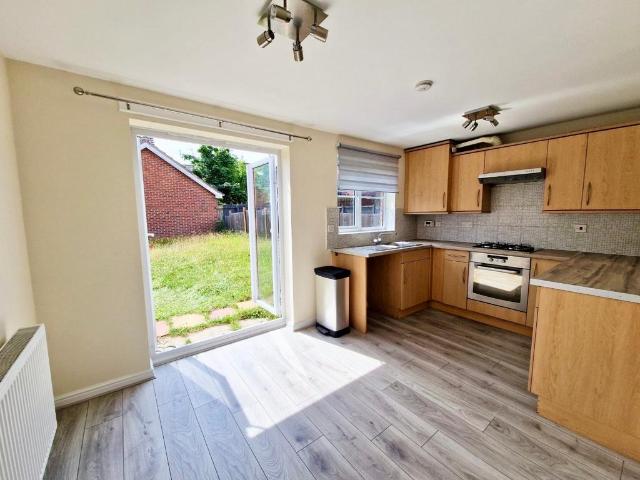 Bratton Drive, Nottingham. 4 bed semi detached house to rent £1,395 pcm £322 pw
