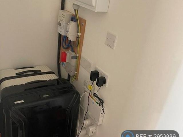 Braunton Court, Hounslow, TW3 1 bed flat to rent £1,900 pcm £438 pw