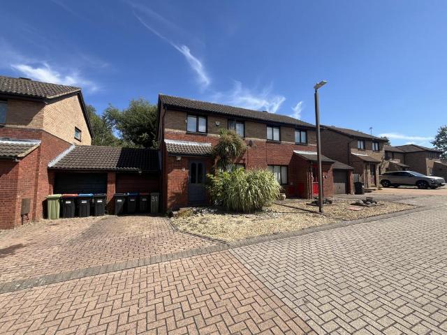 Brayton Court, Milton Keynes, MK5 7AH 3 bed semi detached house to rent £1,750 pcm £404 pw