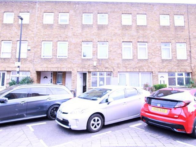 Brabazon Street, London, E14 4 bed terraced house to rent £3,000 pcm £692 pw