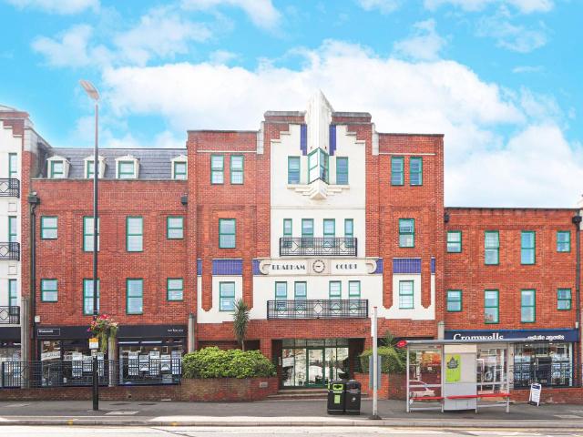 Brabham Court, Worcester Park KT4, 2 bed flat to rent, £2,050 pcm | PrimeLocation