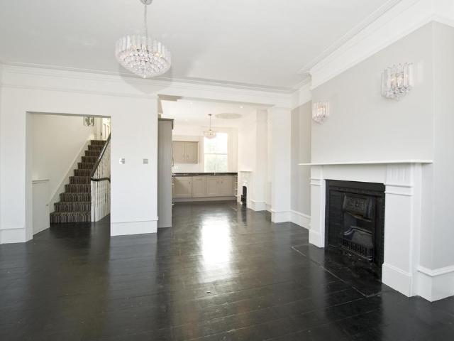 Bracewell Road, London, W10 2 bed flat to rent £2,800 pcm £646 pw