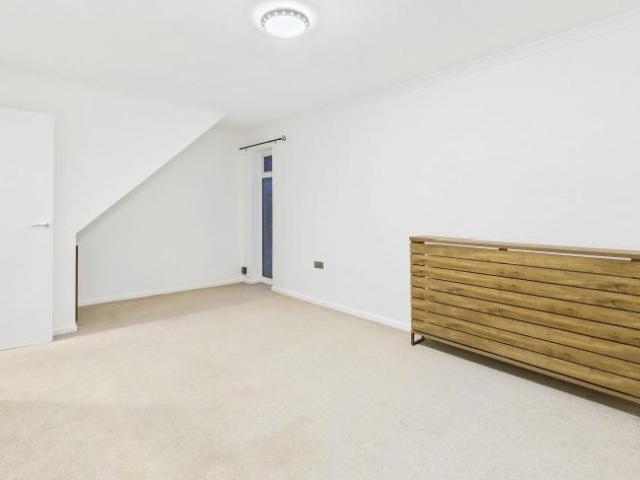 Bracknell 3 bed terraced house to rent £1,850 pcm £427 pw