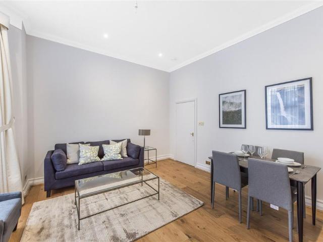 Bracknell Gardens, Hampstead, London. 2 bed apartment to rent £3,791 pcm £875 pw