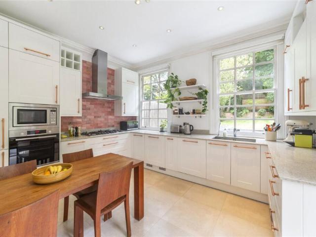 Bracknell Gardens, Hampstead, NW3 4 bed apartment to rent £10,900 pcm £2,515 pw