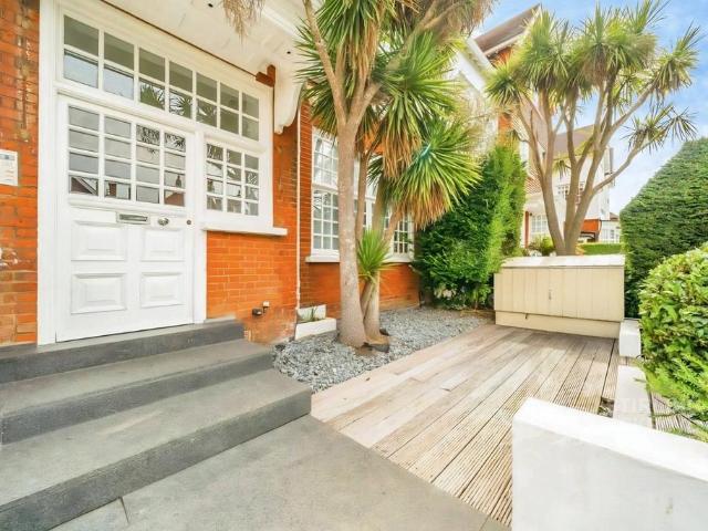 Bracknell Gardens, London NW3 4 bed penthouse to rent £9,900 pcm £2,285 pw