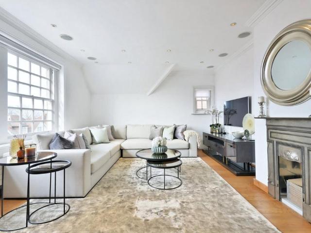 Bracknell Gardens, London, NW3 4 bed penthouse to rent £9,901 pcm £2,285 pw