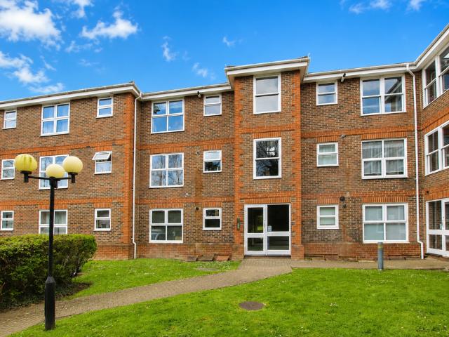 Bracknell RG42 1 bed flat to rent £900 pcm £208 pw