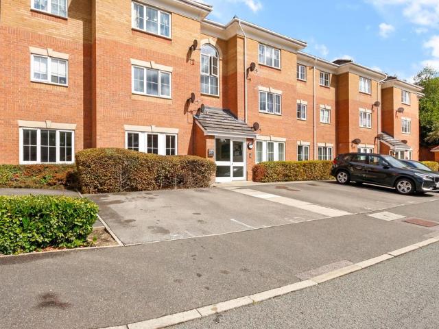 Bracknell RG12 2 bed flat to rent £1,400 pcm £323 pw