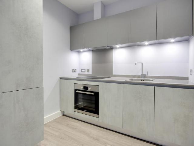 Bracknell town centre 1 bed apartment to rent £1,125 pcm £260 pw