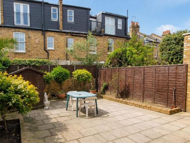Bracken Avenue, London, SW12 4 bed house share to rent £3,800 pcm £877 pw