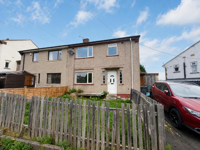 Bracken Bank Grove, Keighley, BD22 7AU 3 bed semi detached house to rent £850 pcm £196 pw