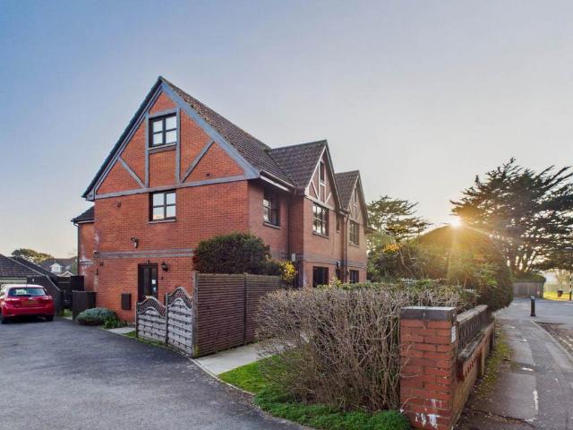 Bracken Lodge, 39 Twynham Road. 1 bed apartment to rent £995 pcm £230 pw