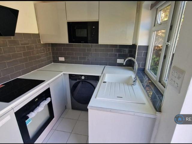 Brackendale Avenue, Basildon, SS13 Studio to rent £1,100 pcm £254 pw