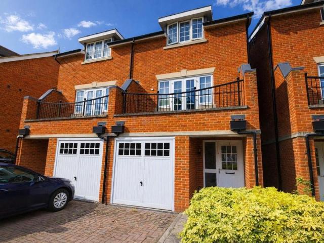 Brackendale Close, Englefield Green. 4 bed terraced house to rent £2,500 pcm £577 pw