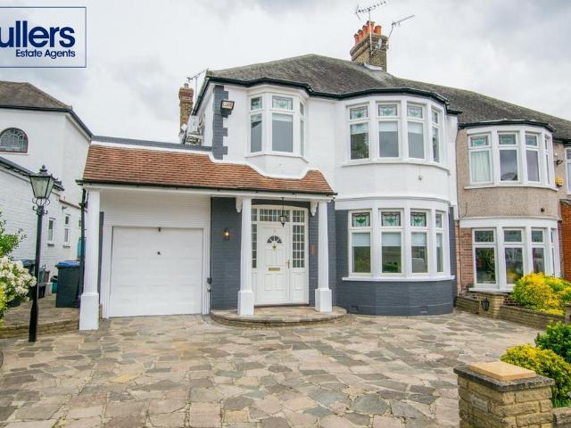 Brackendale, London N21 3 bed semi detached house to rent £3,600 pcm £831 pw